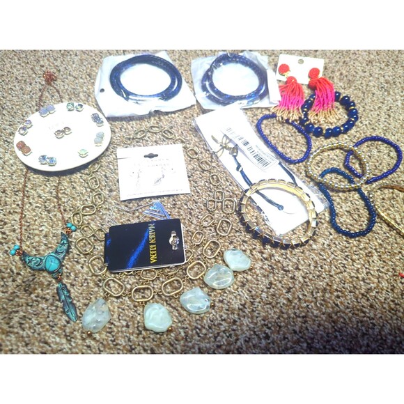 Jewelry Lot - Bracelets, Necklaces, Earings - Picture 1 of 11